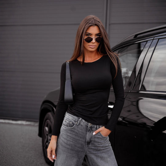 Damen figurbetontes Langarm-Shirt und weite High-Waist Denim-Jeans Eichborn Berlin