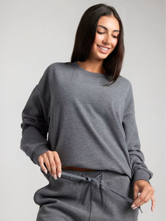 Damen geräumiges Waffelstrick-Loungewear-Set mit Rundhalsausschnitt und Tunnelzughose Eichborn Berlin