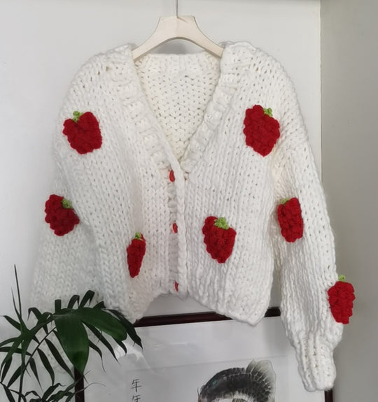 Damen Kuscheliger Strickjacke mit fröhlichem Erdbeermuster und Knopfdetails EB