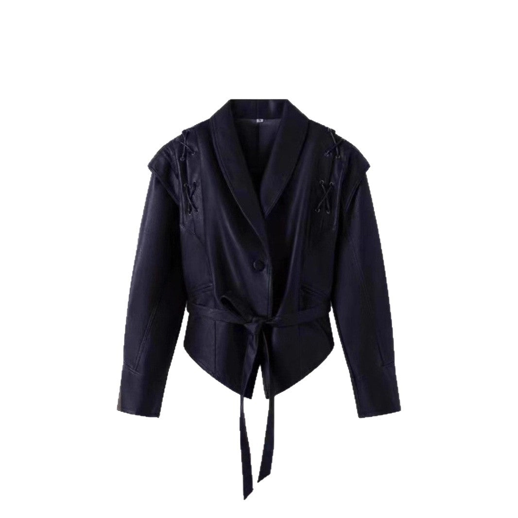 Damen kurzgeschnittene Kunstlederjacke mit Schalkragen, Schnürdetails an Schultern und Taillengürtel EB