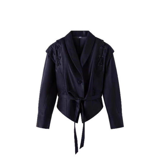 Damen kurzgeschnittene Kunstlederjacke mit Schalkragen, Schnürdetails an Schultern und Taillengürtel EB