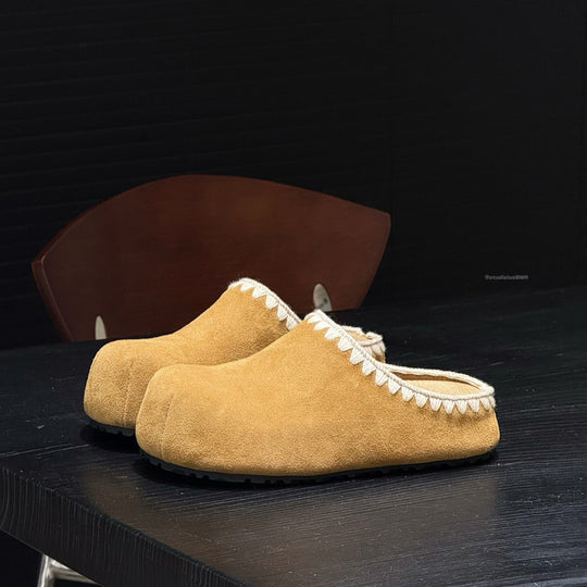 Damen Elegante Clogs aus weichem Wildleder mit handgefertigten Details EB