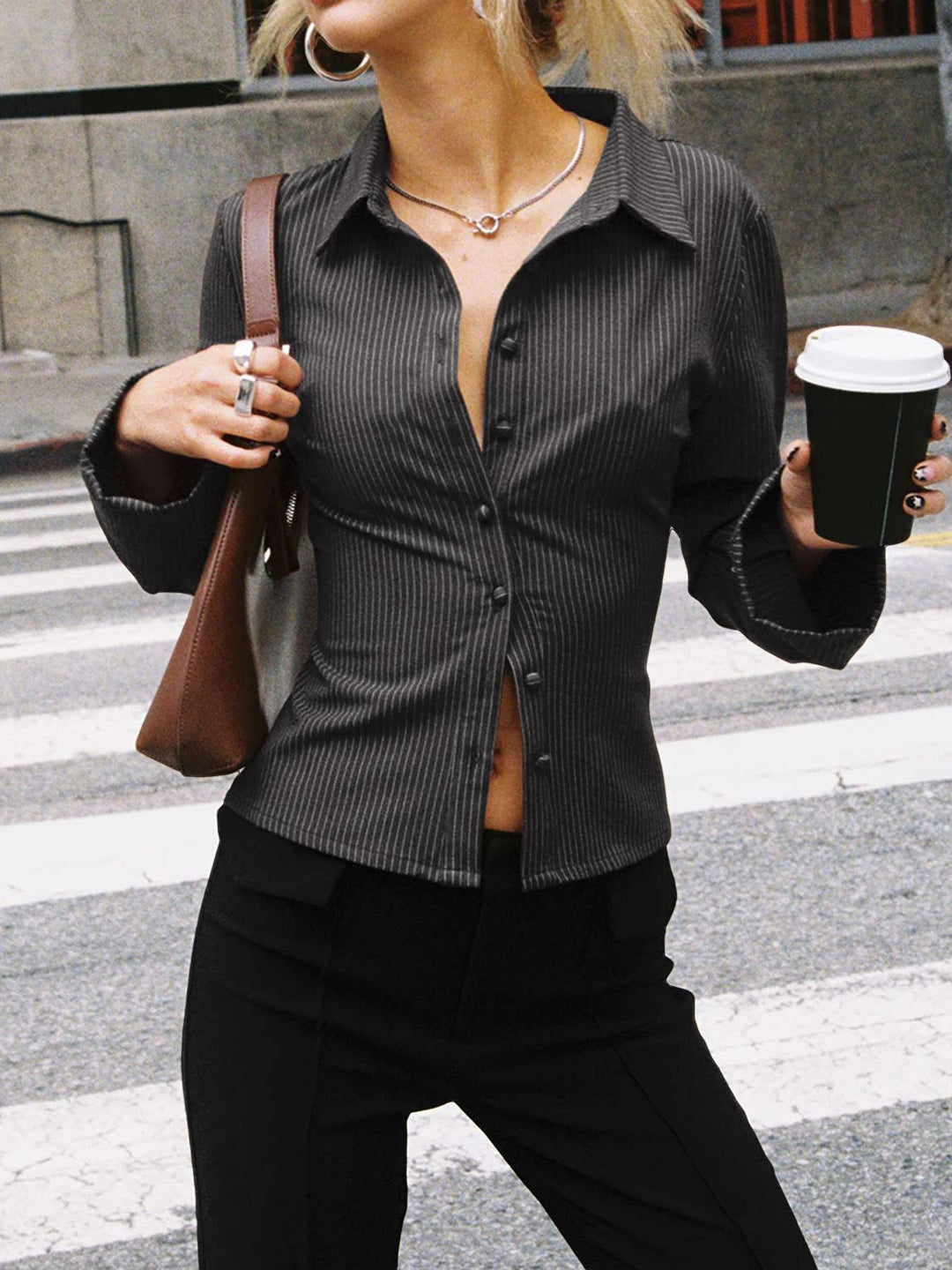 Damen taillierte Hemdbluse mit Klappkragen und feinen Streifen EB