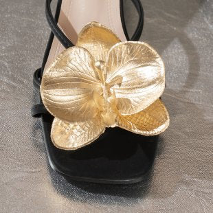 Damen elegante Riemensandaletten mit floralen Applikationen und glänzenden Goldakzenten EB