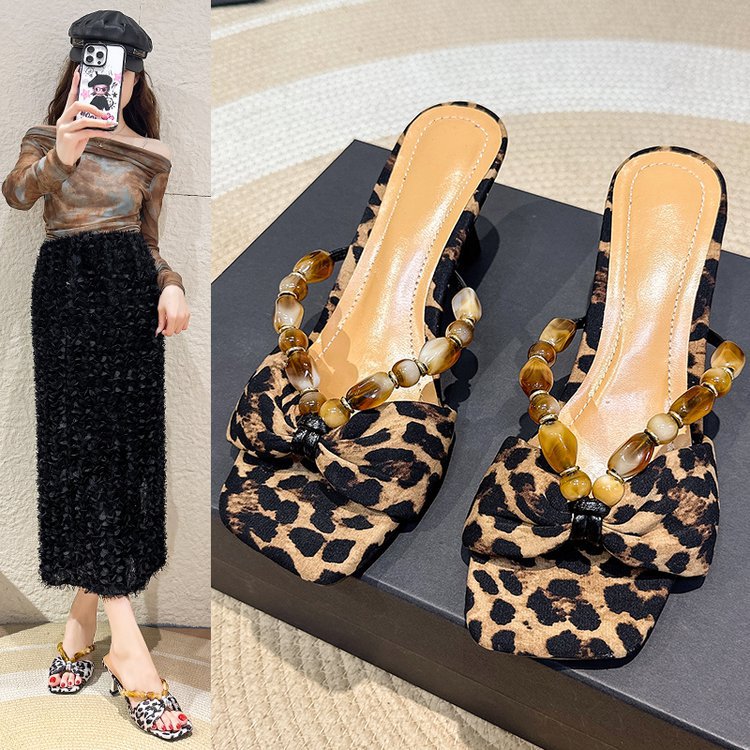 Damen Elegante Slingback Sandaletten mit tierischem Muster und Schmuckdetails EB