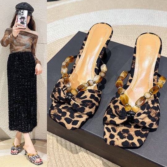 Damen Elegante Slingback Sandaletten mit tierischem Muster und Schmuckdetails EB