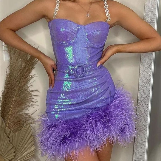 Damen Elegantes Partykleid mit schmückenden Federn und glänzendem Detail EB