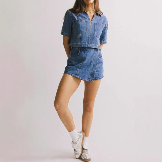 Damen Denim-Crop-Hemd mit aufgesetzten Taschen und knieumspielendem Rock EB