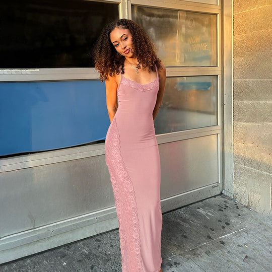Damen elegantes Spitzen-Maxikleid mit zarten Trägerspitzendetails EB