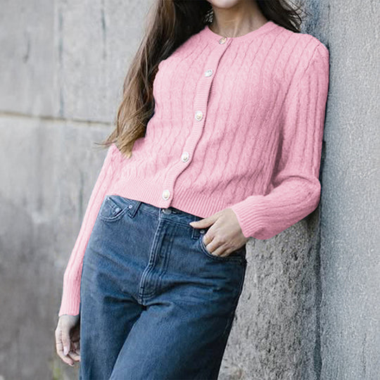 Damen nan cropped Zopfstrick-Strickjacke mit dekorativen Medaillonknöpfen und Rundhalsausschnitt EB