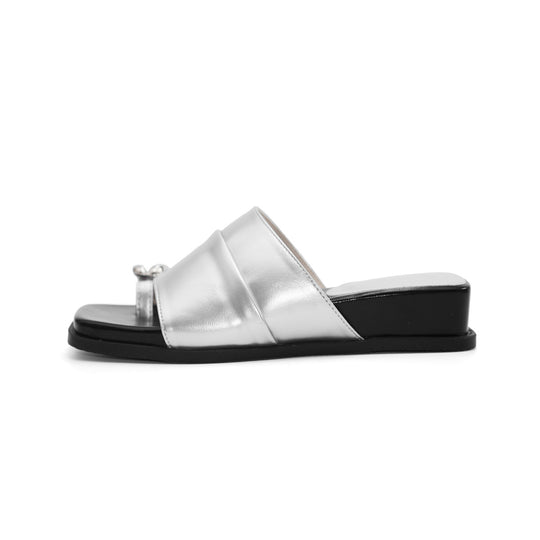 Damen Elegante Mules mit modischem Riemendesign und geschmackvollem Knopfdetail EB