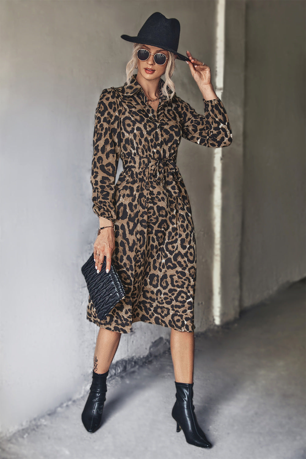 Damen Midi-Kleid mit modernem Leopardenmuster und elegantem Schlitz EB
