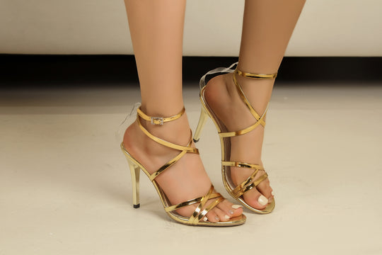 Damen Glamouröse High-Heel Sandalen mit verzierten Riemen und elegantem Glanz EB