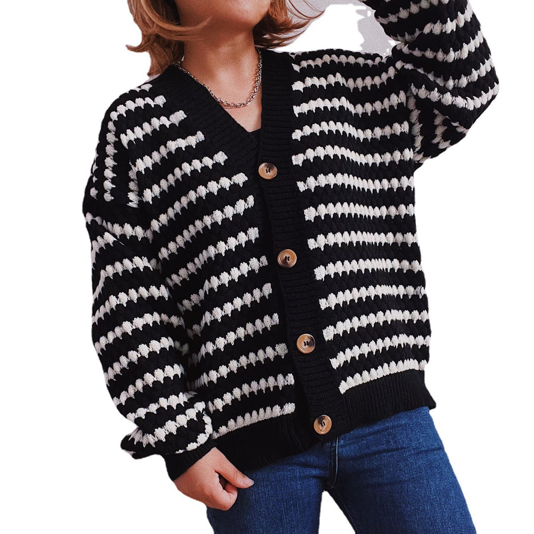 Damen Oversize Strickjacke im modischen Streifenlook mit Holzknopfdetails EB