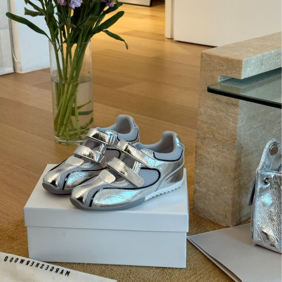 Damen Sportliche Klettverschluss-Sneaker mit atmungsaktiver Netzstruktur und glänzender Oberfläche EB