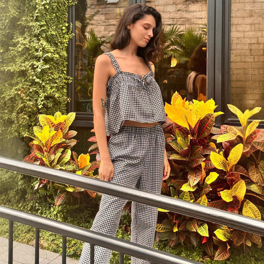 Damen Fließendes Sommer-Jumpsuit mit Karomuster und verstellbaren Trägern EB