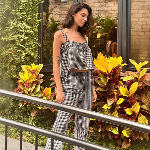 Damen Fließendes Sommer-Jumpsuit mit Karomuster und verstellbaren Trägern EB