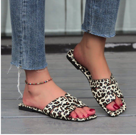 Damen modische Slip-On Sandalen mit Leopardenmuster und bequemer Fußbettgestaltung EB
