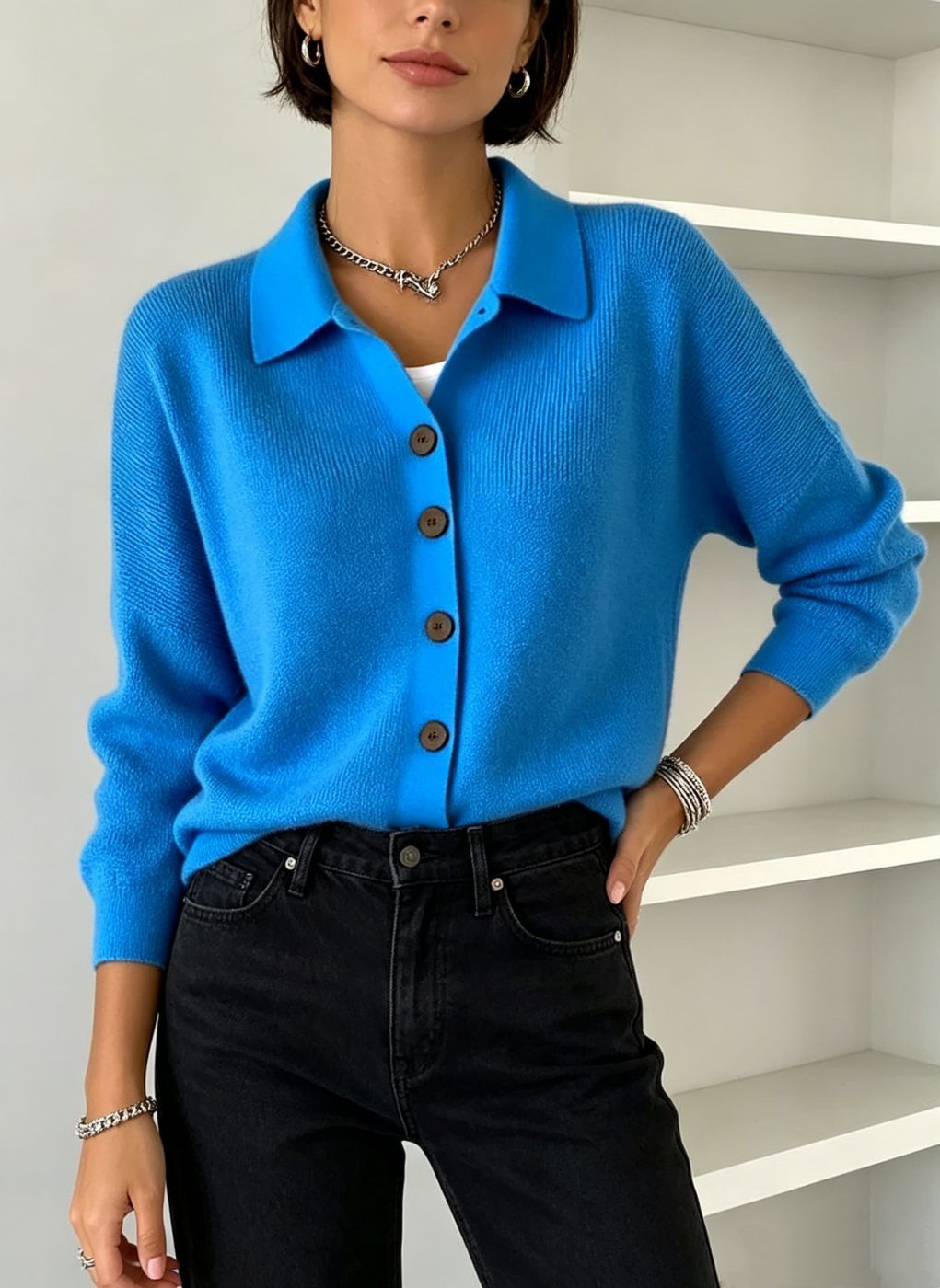 Damen Feinstrick-Cardigan mit Hemdkragen, entspannter Silhouette und Holzknöpfen EB