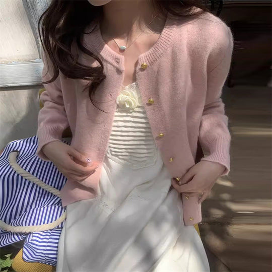 EB | Strickjacke - Retro Rundhalsausschnitt - Kleine goldene Knopfdetails