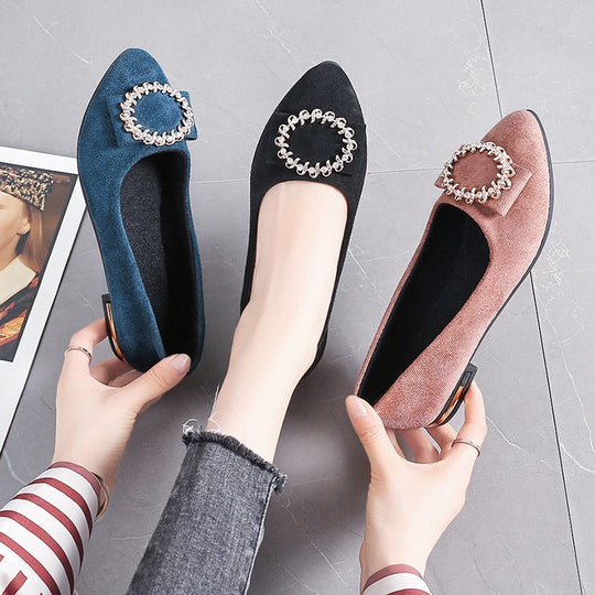 Damen nan elegante Veloursoptik-Ballerinas mit dekorativer Schmuckbrosche und kleinem Blockabsatz EB