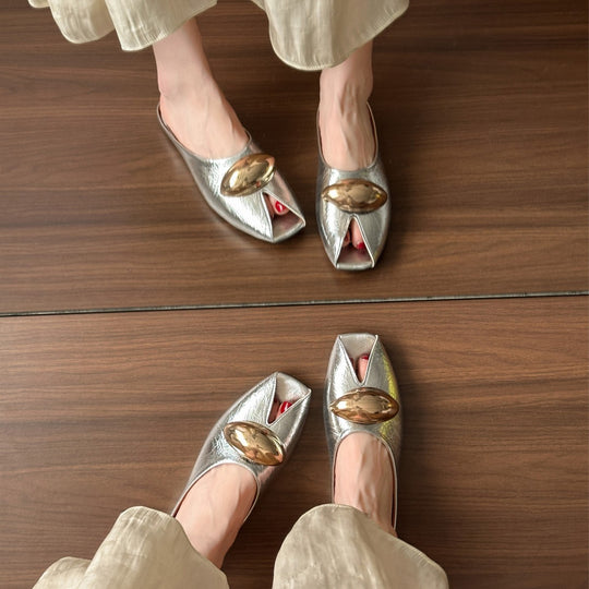 Damen Offene Mules mit schimmerndem Obermaterial und dekorativem Metall-Detail EB