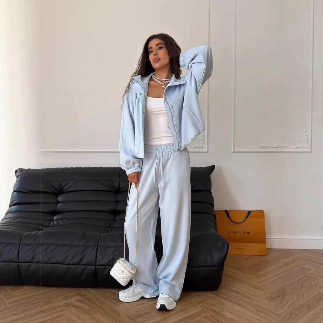 Damen gekürztes Reißverschluss-Hoodie mit Stehkragen und hochgeschnittener Kordel-Jogginghose Eichborn Berlin