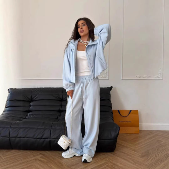 Damen gekürztes Reißverschluss-Hoodie mit Stehkragen und hochgeschnittener Kordel-Jogginghose Eichborn Berlin