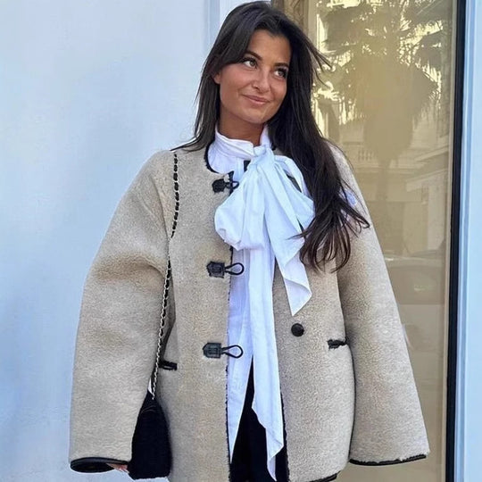 Damen Kuschelige Teddyjacke mit kontrastierenden Knopfdetails und Taschen EB