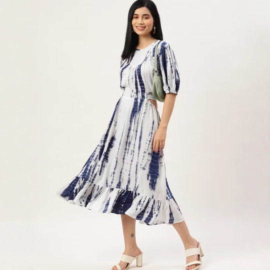Damen Midikleid mit Batikprint, tailliertem Schnitt, seitlichem Cut-Out und Volant-Saum EB