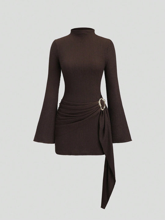 Damen nan figurbetontes Strick-Minikleid mit Stehkragen, Trompetenärmeln und seitlichem Drapé mit Zierring EB
