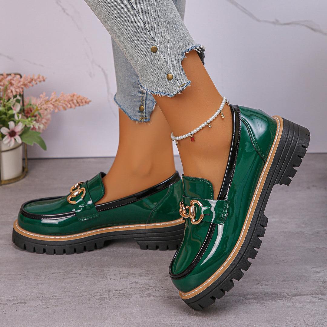 Damen  glänzende Lack-Loafer mit dekorativer Metallspange und profilierter Traktorsohle EB
