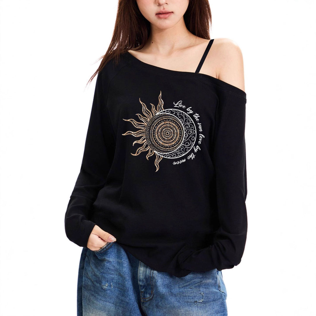Damen nan lässiges Off-Shoulder Langarmshirt mit asymmetrischem Ausschnitt und detailliertem Sonnen-Mond Mandala-Print EB