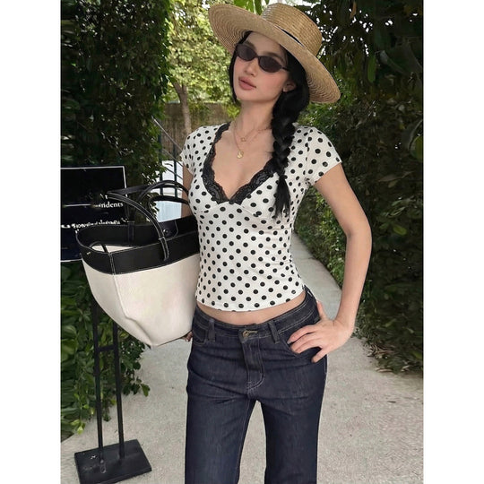 Damen Polka-Dot Top mit Spitzenakzenten und taillierter Passform EB