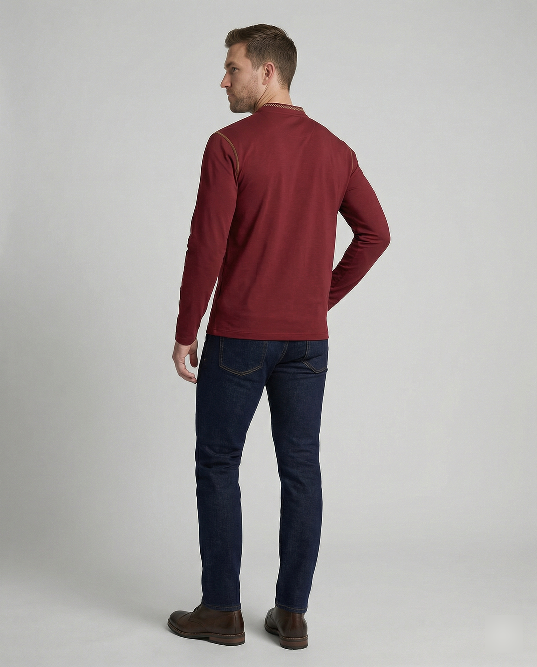 Herren Langarmshirt mit lässigem Stehkragen und kontrastierenden Akzenten EB