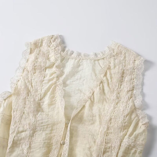 Damen-Spitzenoberteil mit eleganten Rüschendetails und Knopfverschlüssen EB