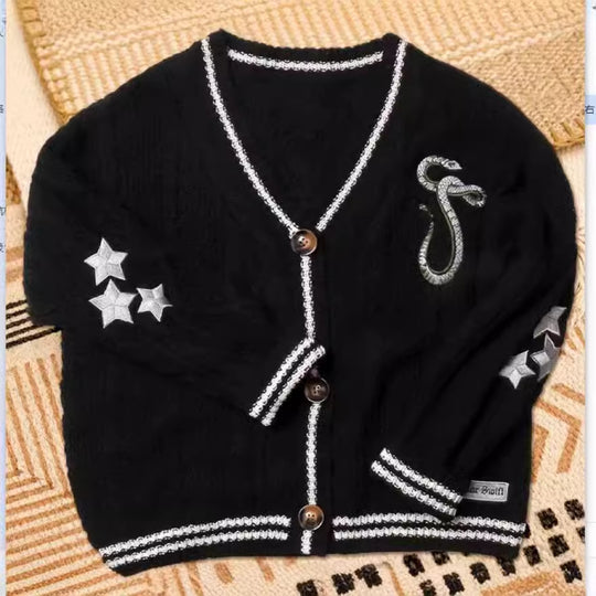 Damen nan gestrickte College-Cardigan mit Zopfmuster, V-Ausschnitt, kontraststreifen und gestickten Applikationen EB