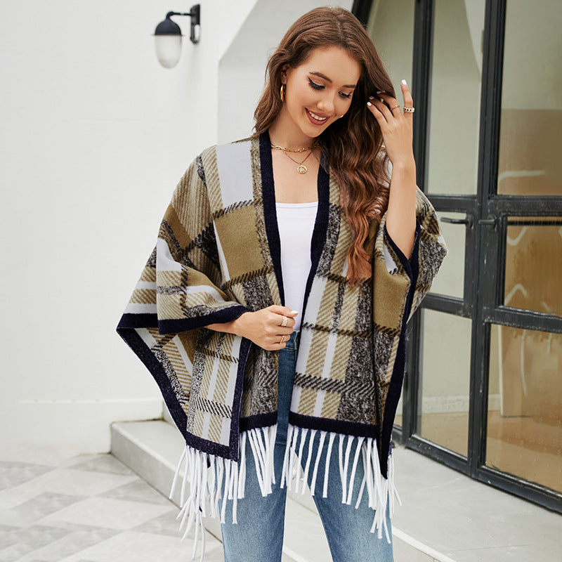 Damen eleganter Poncho mit modernem Karomuster und Fransen EB