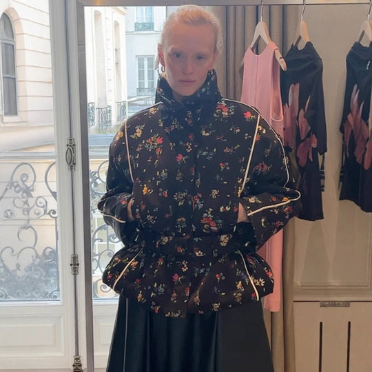 Damen modische Blousonjacke mit floralen Akzenten EB