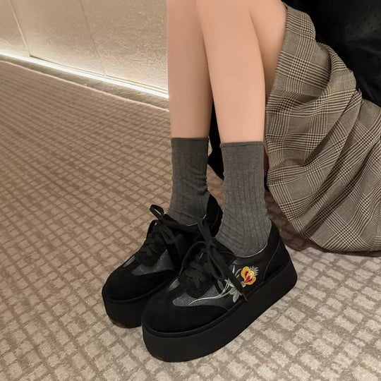 Damen modische Plateau-Sneaker mit floralen Applikationen und dämpfendem Fußbett EB