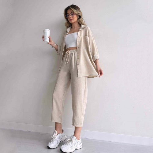 Damen lässige Loungewear-Kombination mit leichtem Leinenhemd und elastischer Hose EB