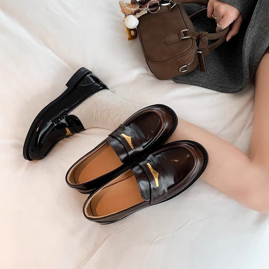 Damen stilvolle Mokassins mit glänzender Oberfläche und eleganter Zierschnalle EB