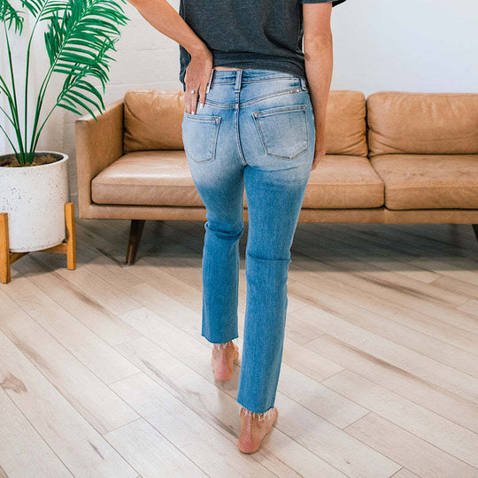 Damen High-Waist Jeanshose mit Knopf-Detail und modischem Fransenabschluss EB