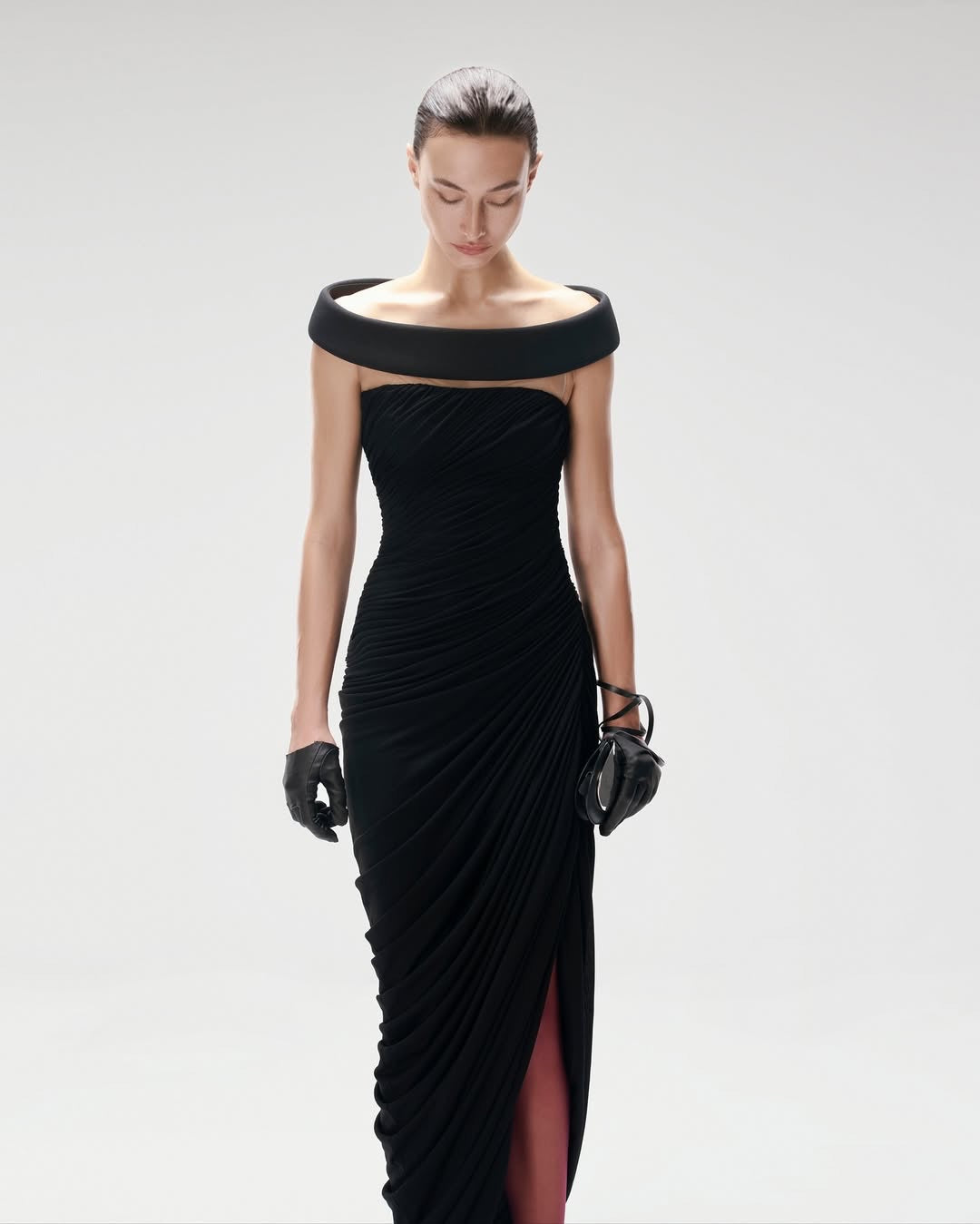 Damen Elegantes, schulterfreies Maxikleid mit raffinierten Drapierungen und hohem Schlitz EB