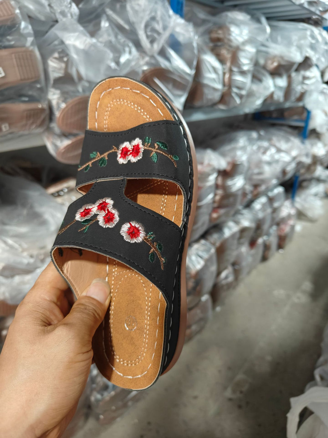 Damen Bequeme und stilvolle Sandalen mit floralen Applikationen EB