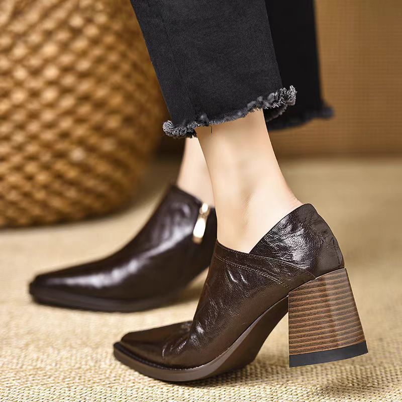 Damen Elegante Stiefeletten mit geschwungenem Absatz und raffiniertem Obermaterial EB