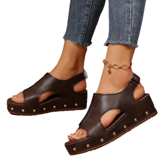 Damen Wedge-Pantoletten mit eleganten Cut-Outs und dekorativen Nieten EB