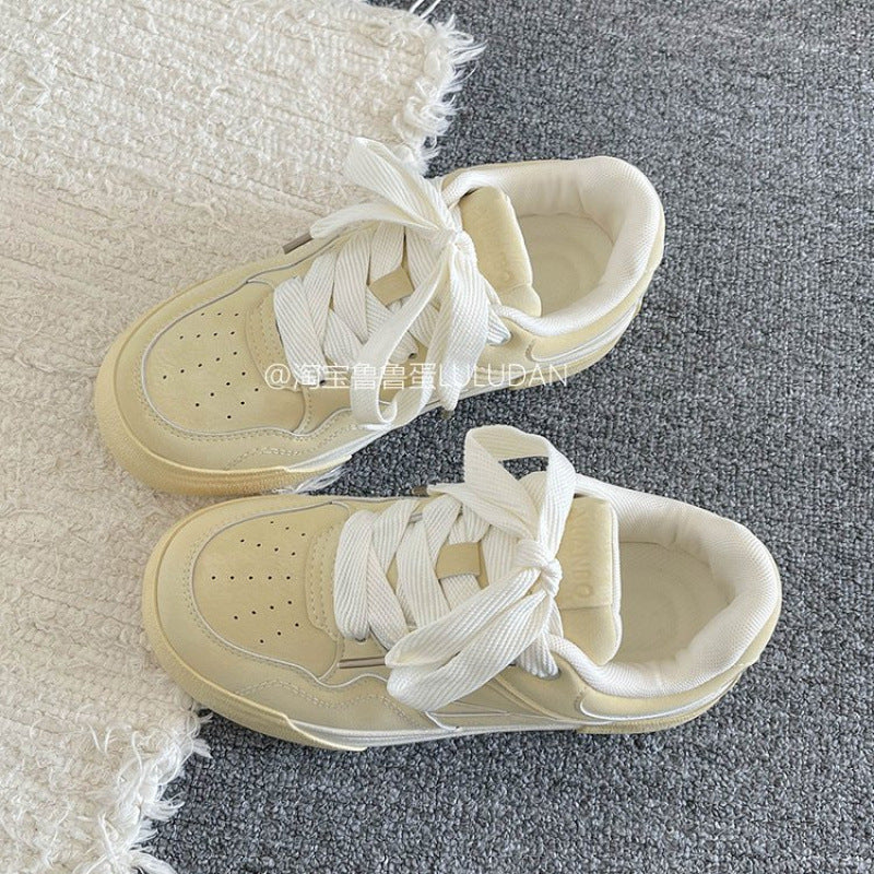 Damen Sportliche Sneakers mit voluminösem Design und innovativer Schnürung EB