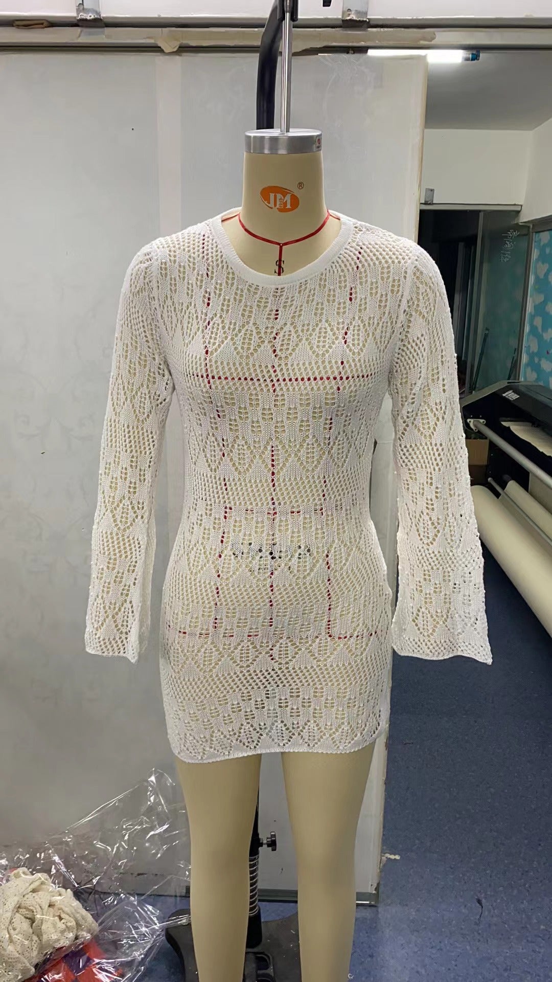 Damen Häkel-Minikleid mit kreativem Cut-Out-Design und langen Ärmeln EB