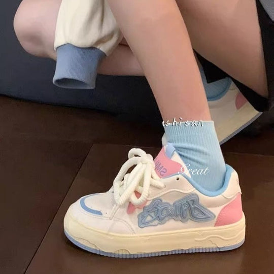 Damen Sneakers mit einzigartigem Design und innovativer Schnürtechnologie EB